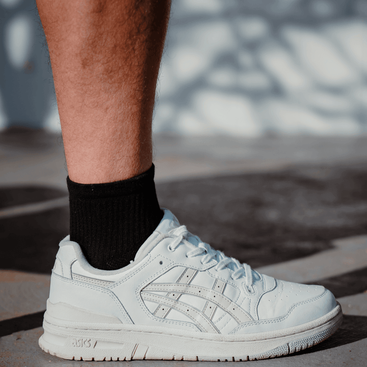 Breathable black high ankle socks for athletic men – ideal for running and gym.